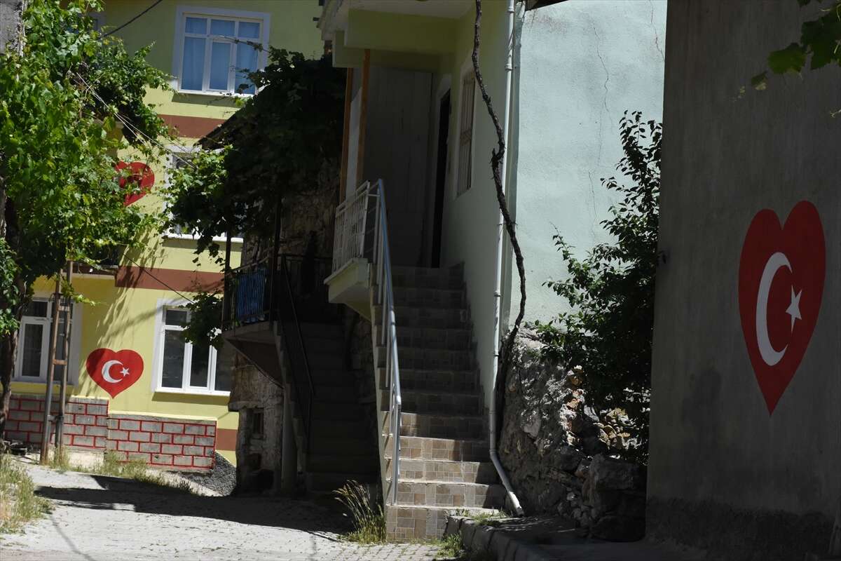 Konya’da muhtar aşkı için fırçayı - boyayı eline aldı, mahalleli sıraya girdi 5